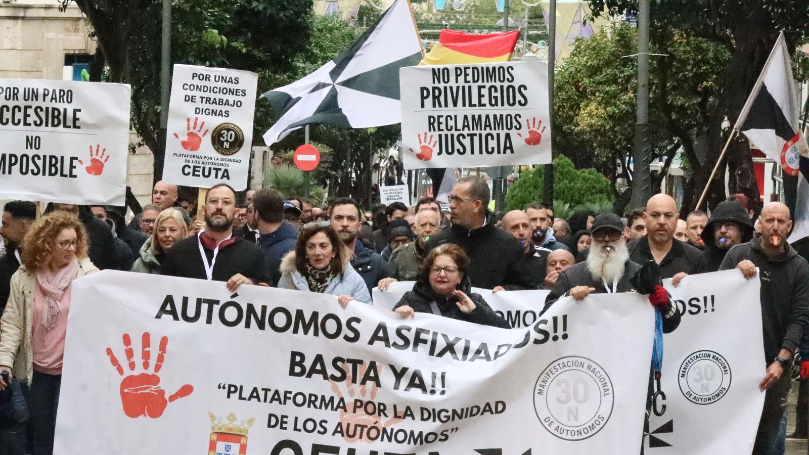 La cabecera de la manifestación a su paso por el Paseo del Revellín