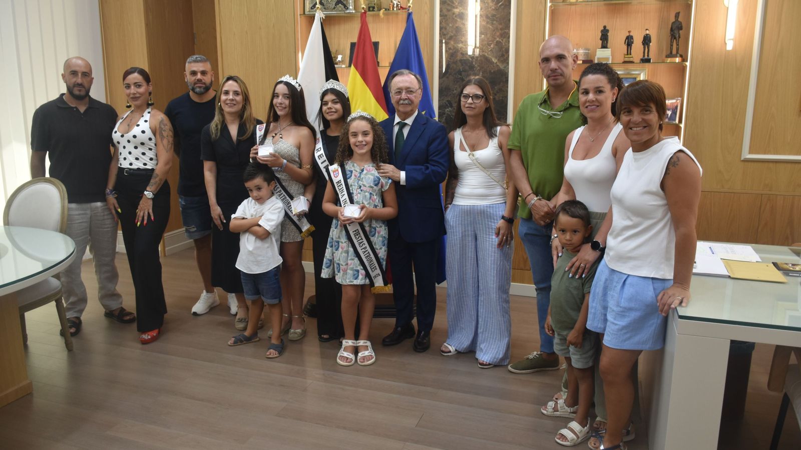 Juan Vivas junto a las tres Reinas y sus familiares