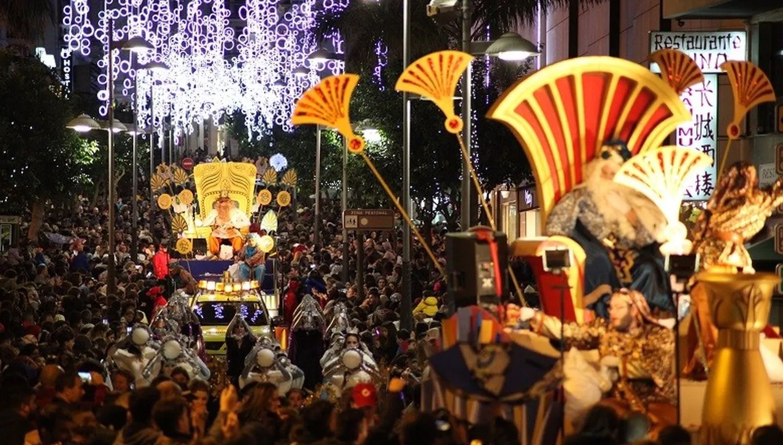El documento técnico detalla asimismo la ambientación de cada carroza, entre las que destacan propuestas inspiradas en el Heraldo Real, la Estrella de la Ilusión y los tronos de los Reyes Magos, con temáticas como los dioses egipcios para Melchor, un elefante real para Gaspar y un caballo magno para Baltasar