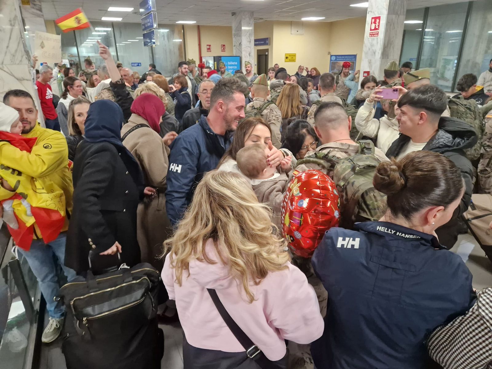 FOTOGALERÍA | De Irak a los brazos de su gente: fotogalería del regreso de la COMGECEU