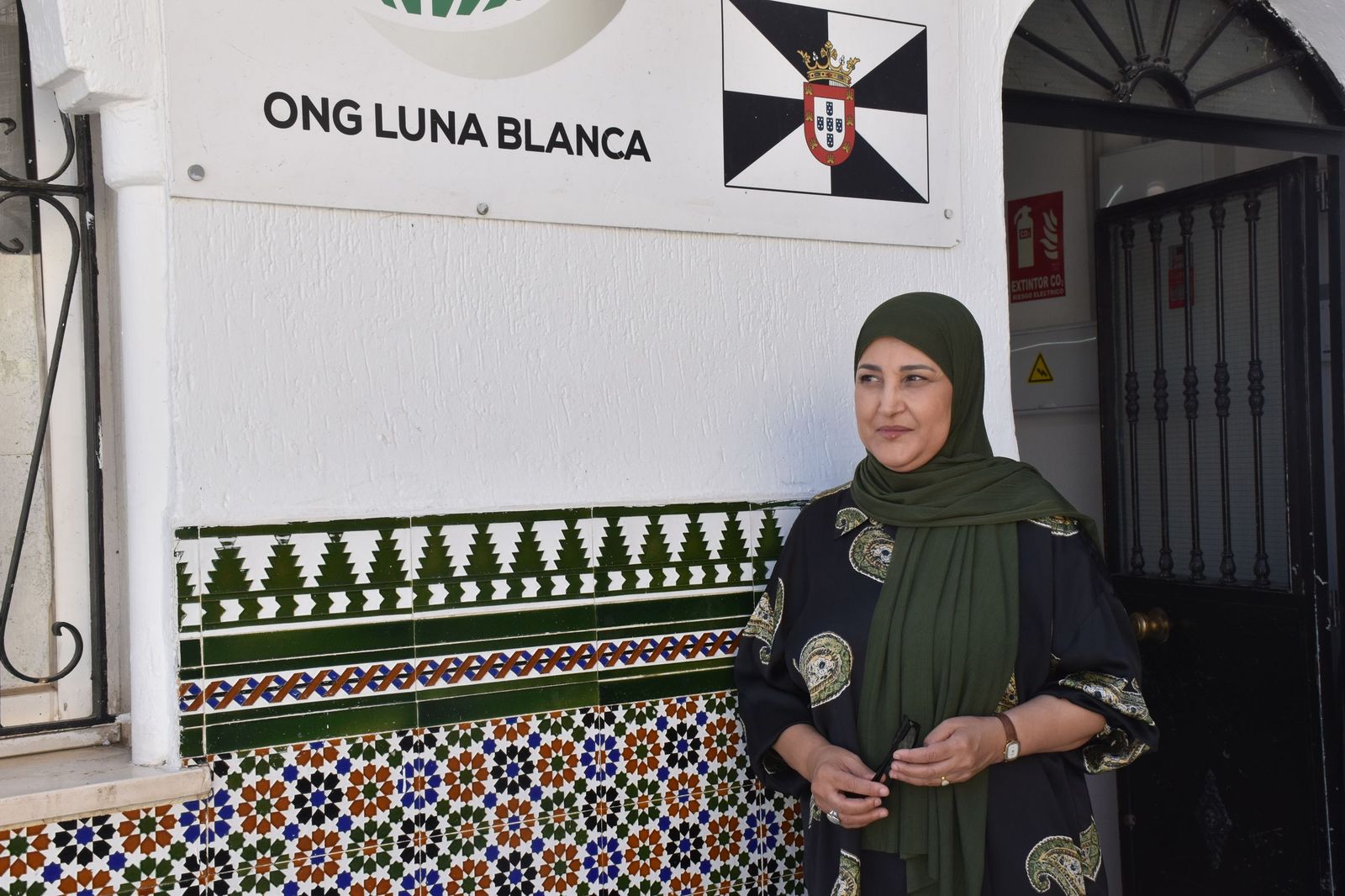 La trabajadora social y portavoz de Luna Blanca, Halima Ahmed, a las puertas de la ONG