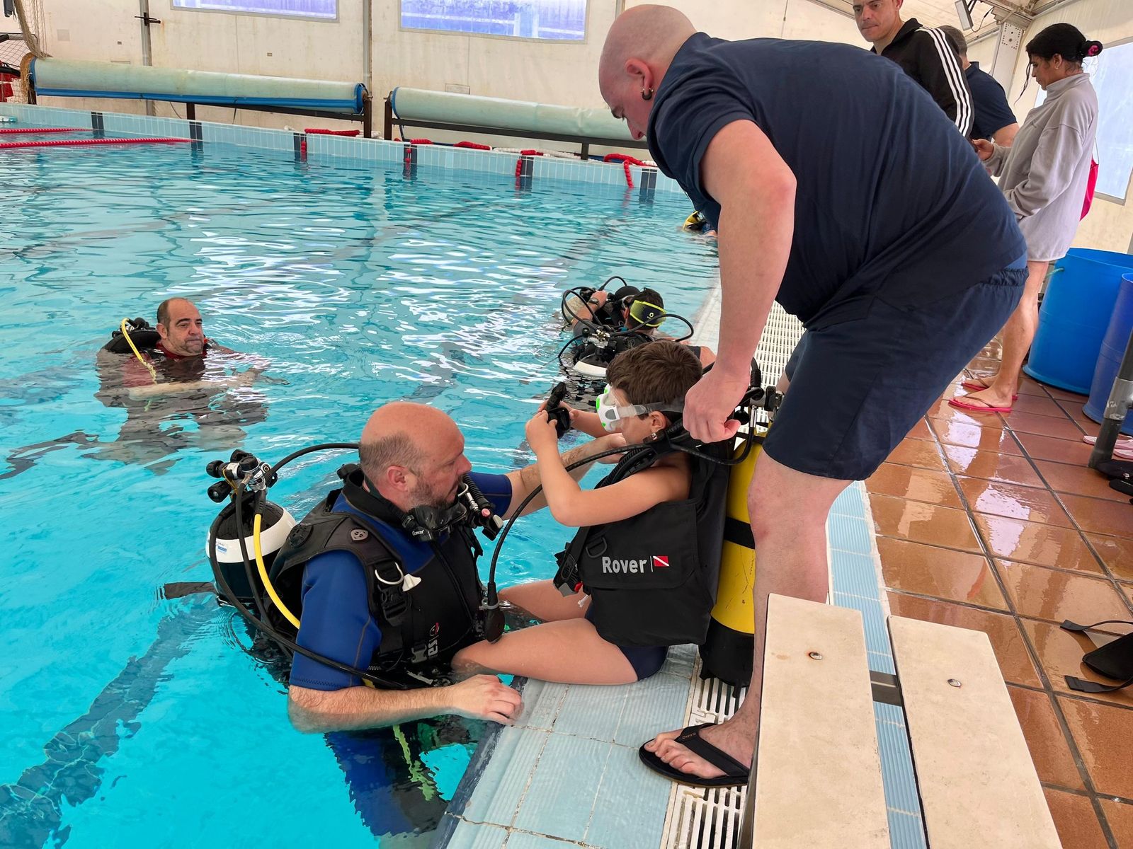 Más de 70 mujeres se sumergen en Ceuta en un bautismo de buceo para celebrar el 8M