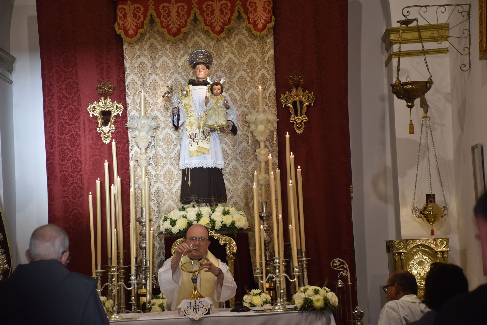 San Antonio enciende la cuenta atrás de su festividad con el inicio del triduo y el alumbrado extraordinario