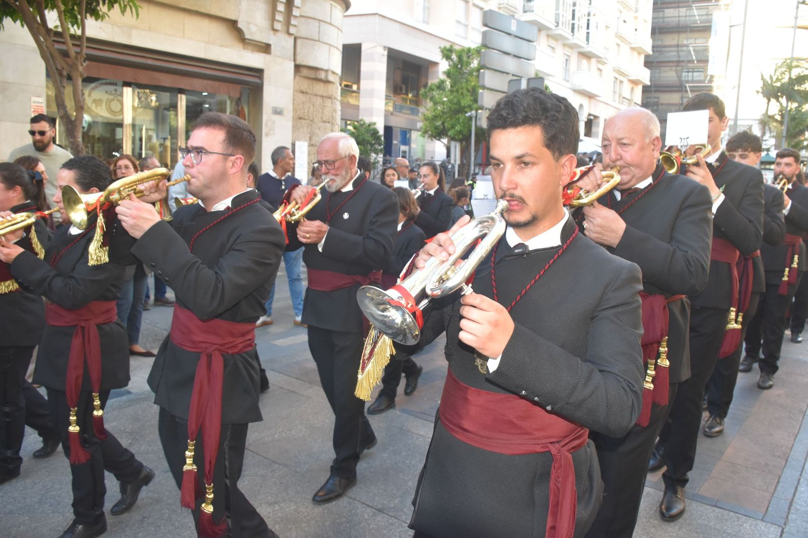 Aroma cofrade y estudiantil: Las Penas reina en el Jueves Santo