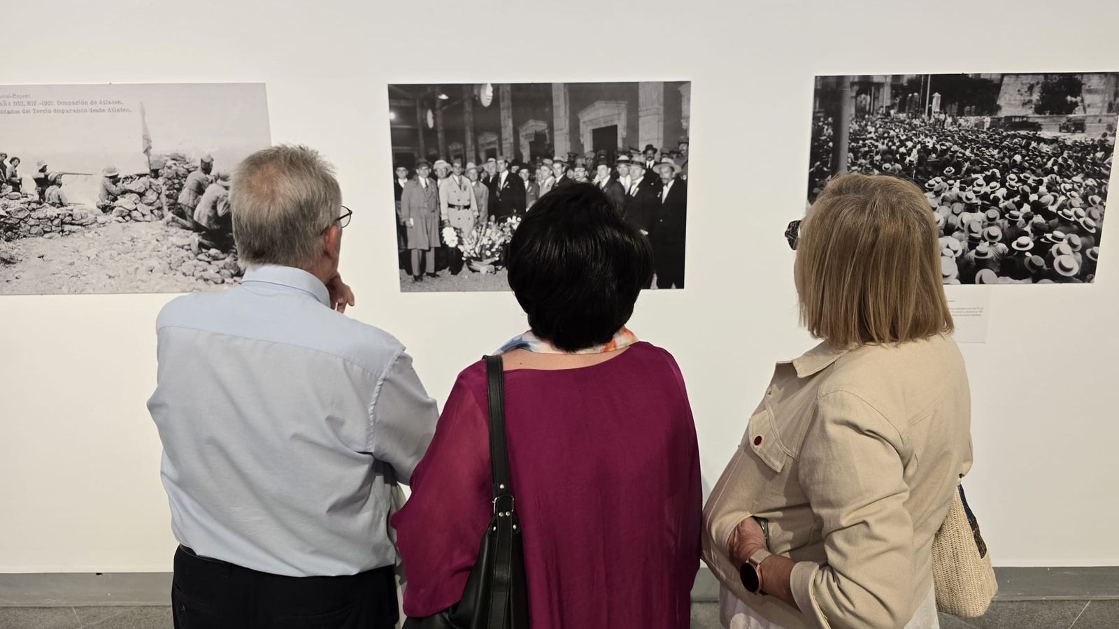 Imagen de los visitantes durante la exposición.