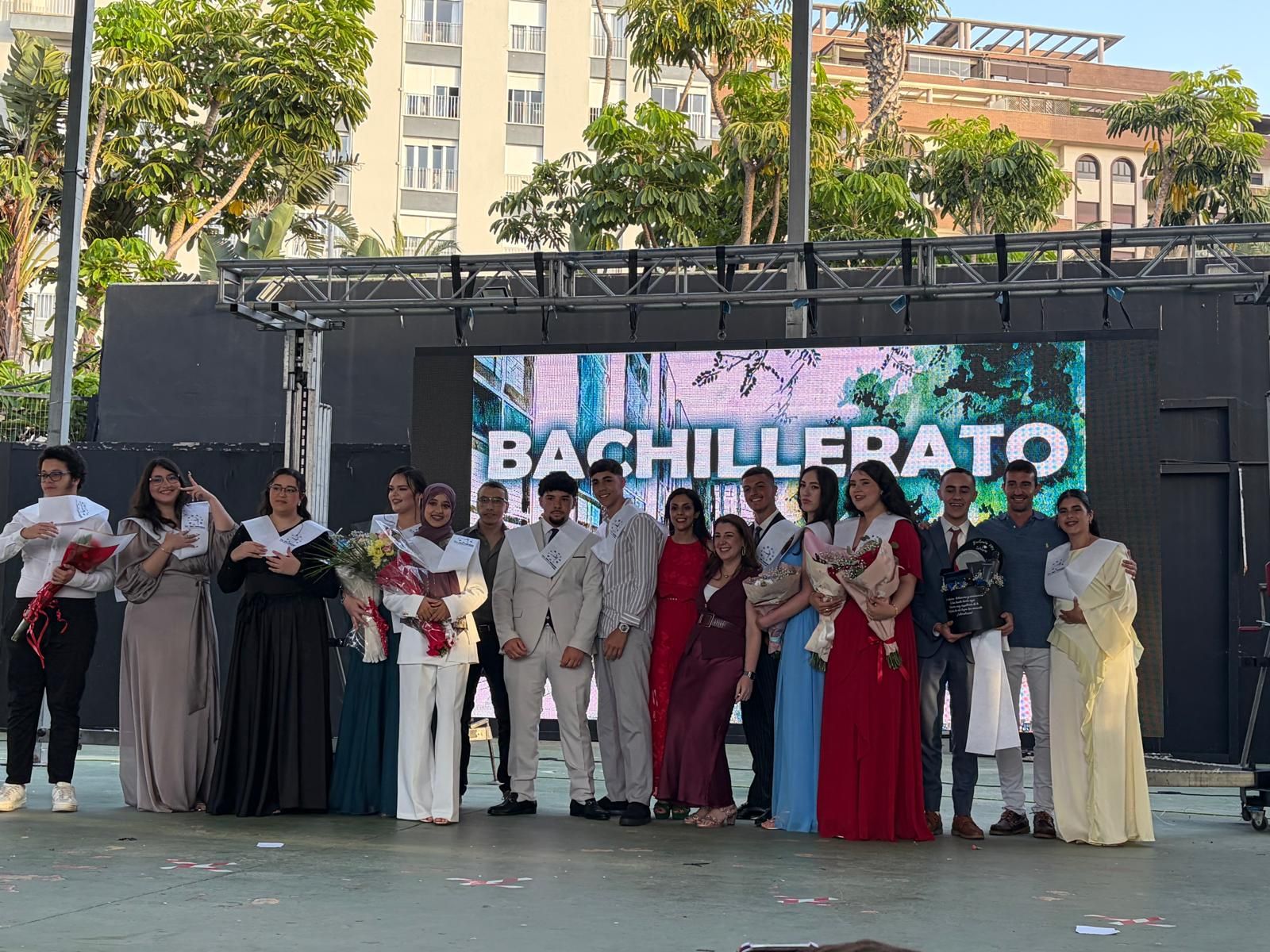 Multitudinaria graduación del Clara Campoamor en el Auditorio de la Marina