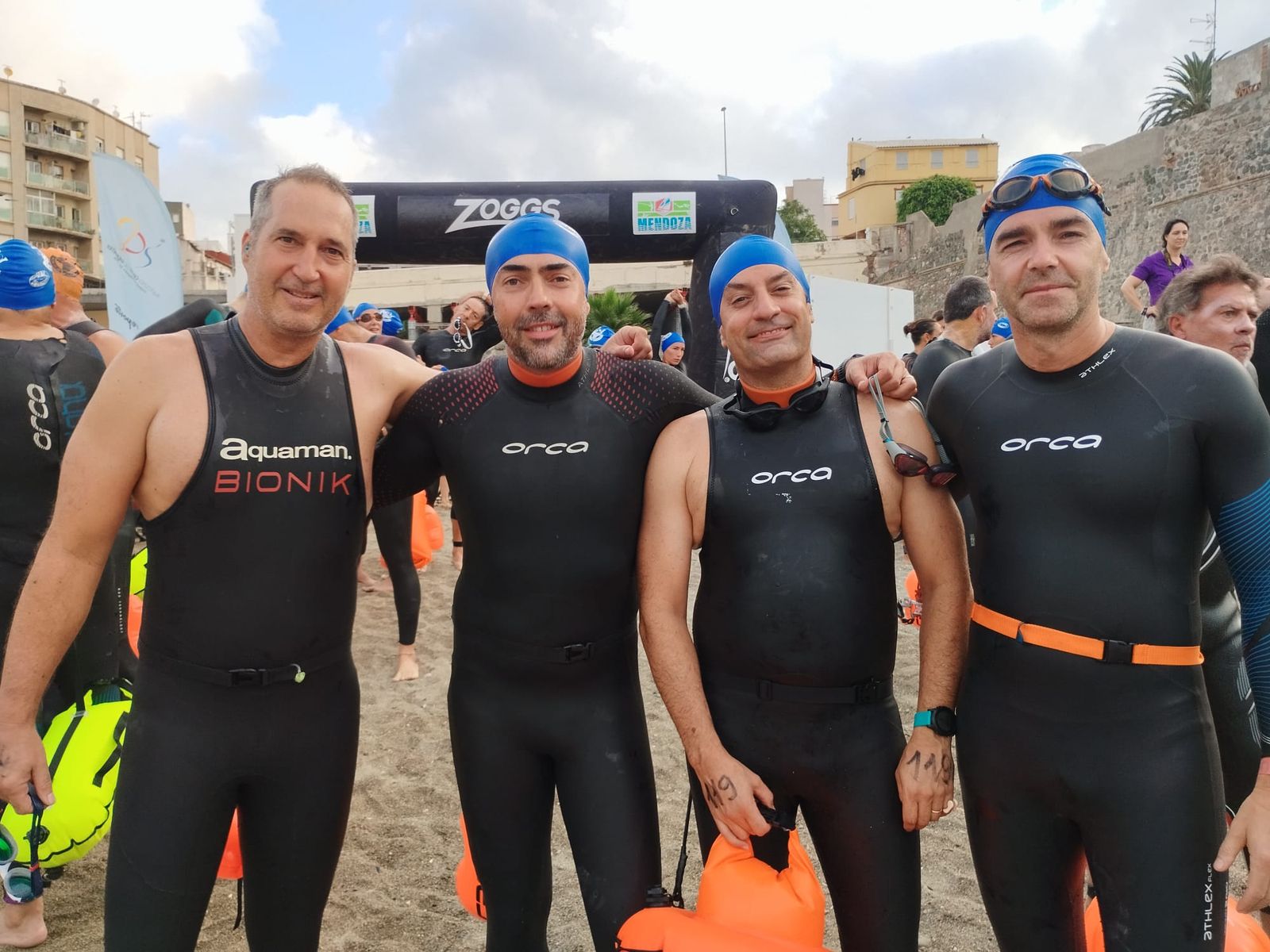 Participantes de la 'Vuelta al Hacho' a nado