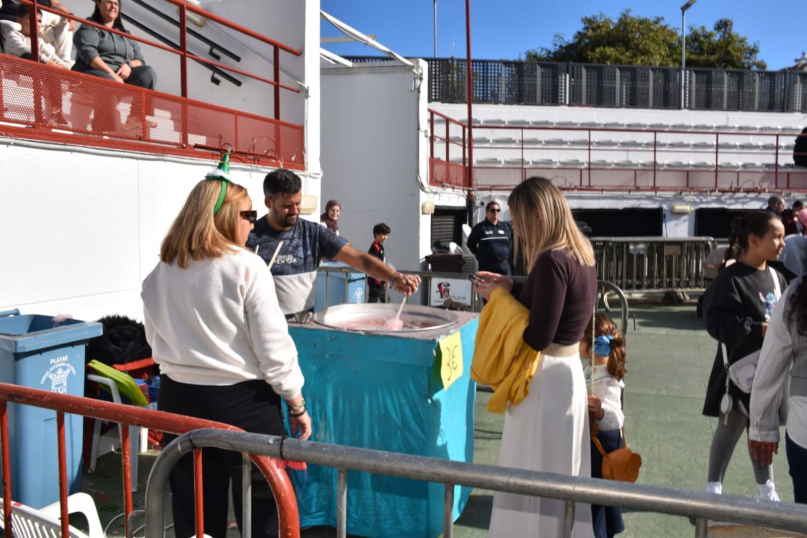 La Navidad llega a la Marina con una fiesta infantil