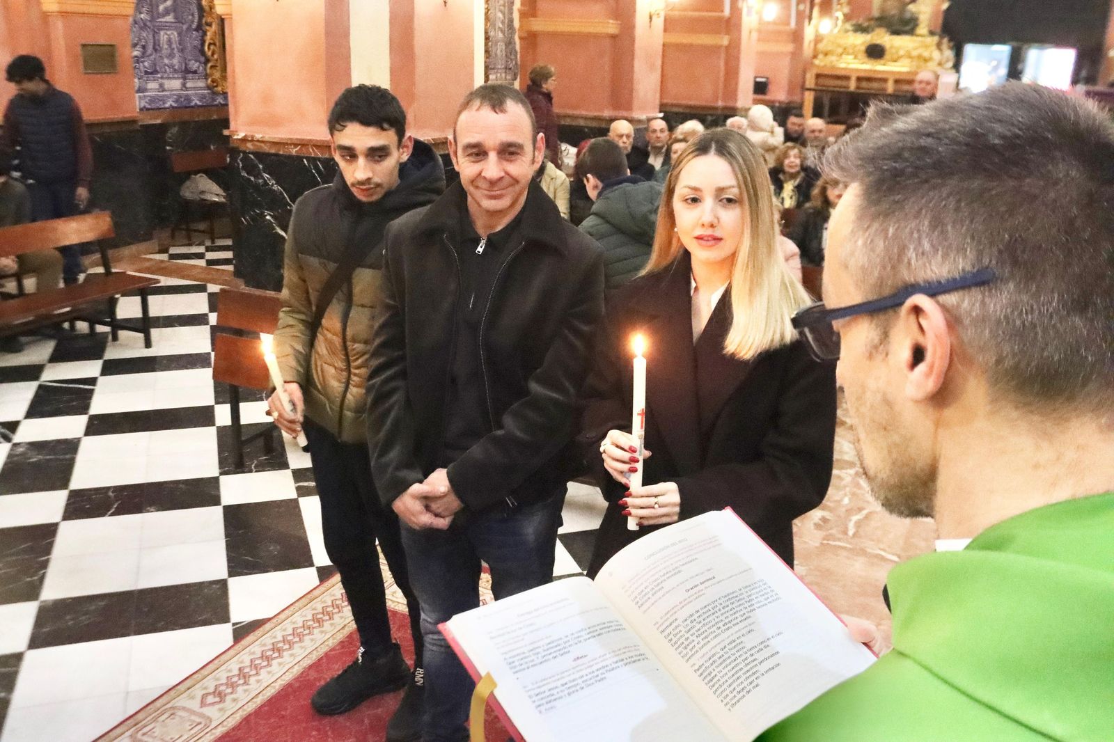 Dylan y Daira reciben el Sacramento del bautismo