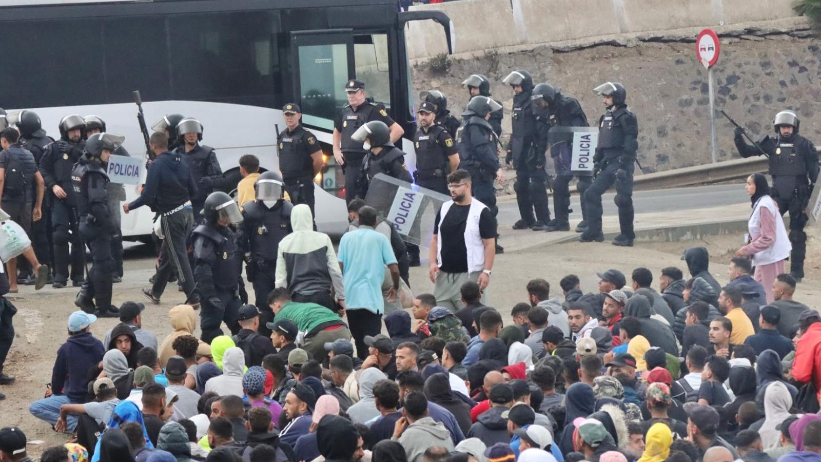 La Policía Nacional controla el dispositivo para llevar a los inmigrantes del Trampolín en autobuses al CATE o a la frontera
