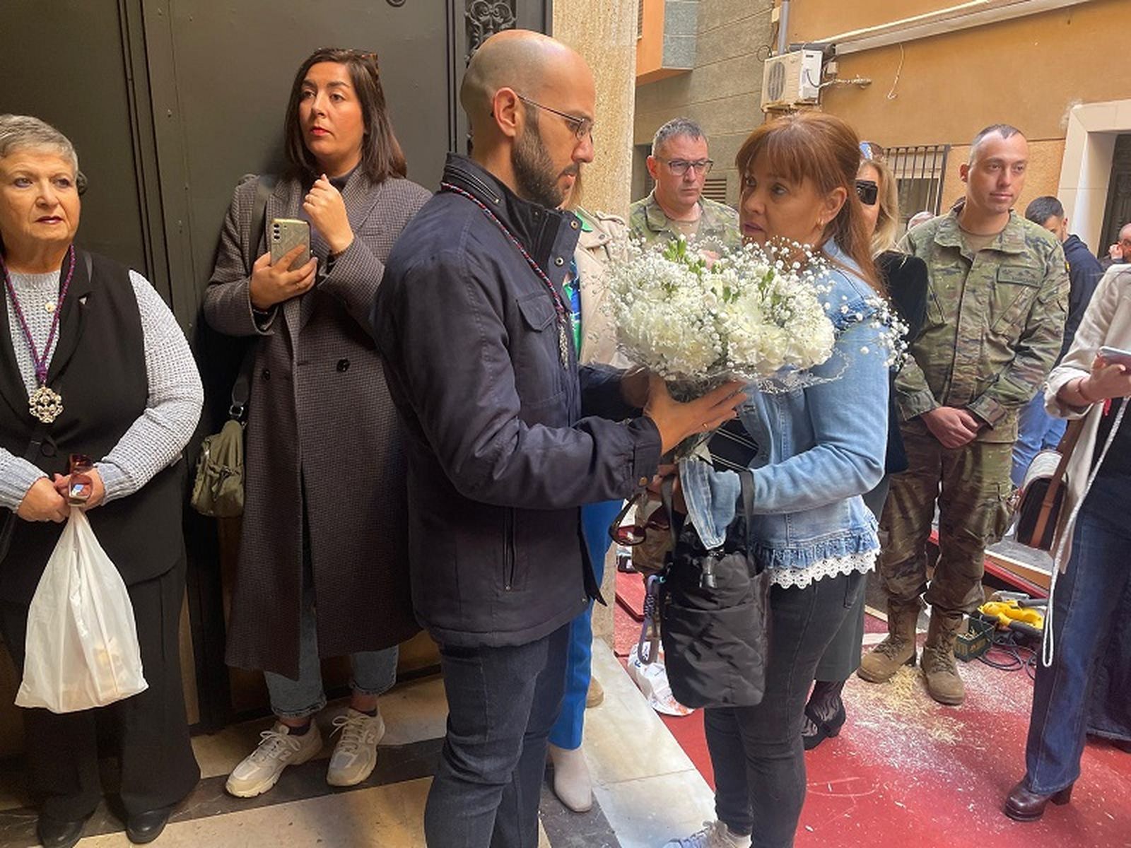 Entrega de flores. / FOTO REDUAN