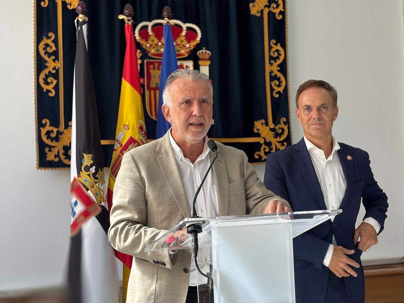 El ministro de Política Territorial y coordinador del mando único, Ángel Víctor Torres, junto al delegado del Gobierno, David de la Encina