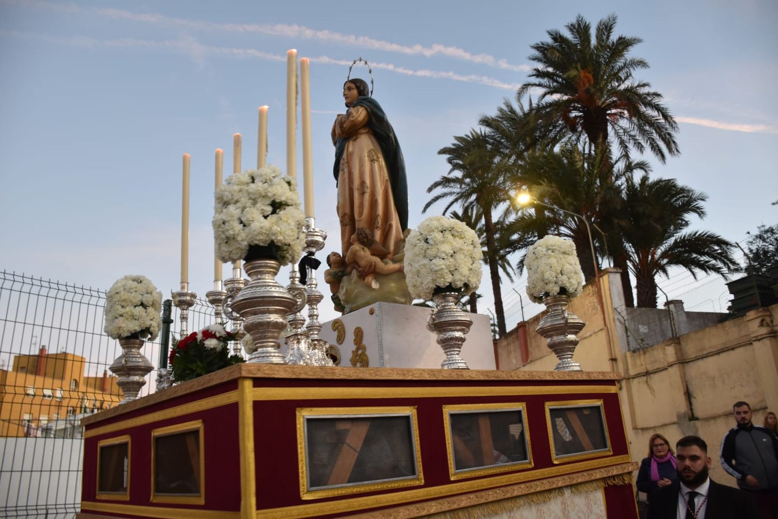 La Virgen de la Inmaculada procesiona por su barrio de Hadú