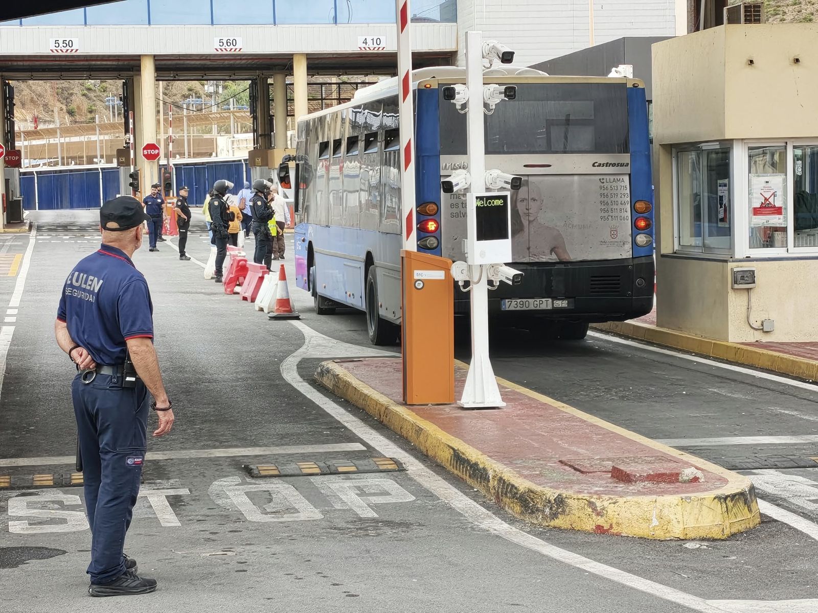 Traslado y retorno de migrantes al CATE y a Marruecos tras el desalojo de la playa de Beníte