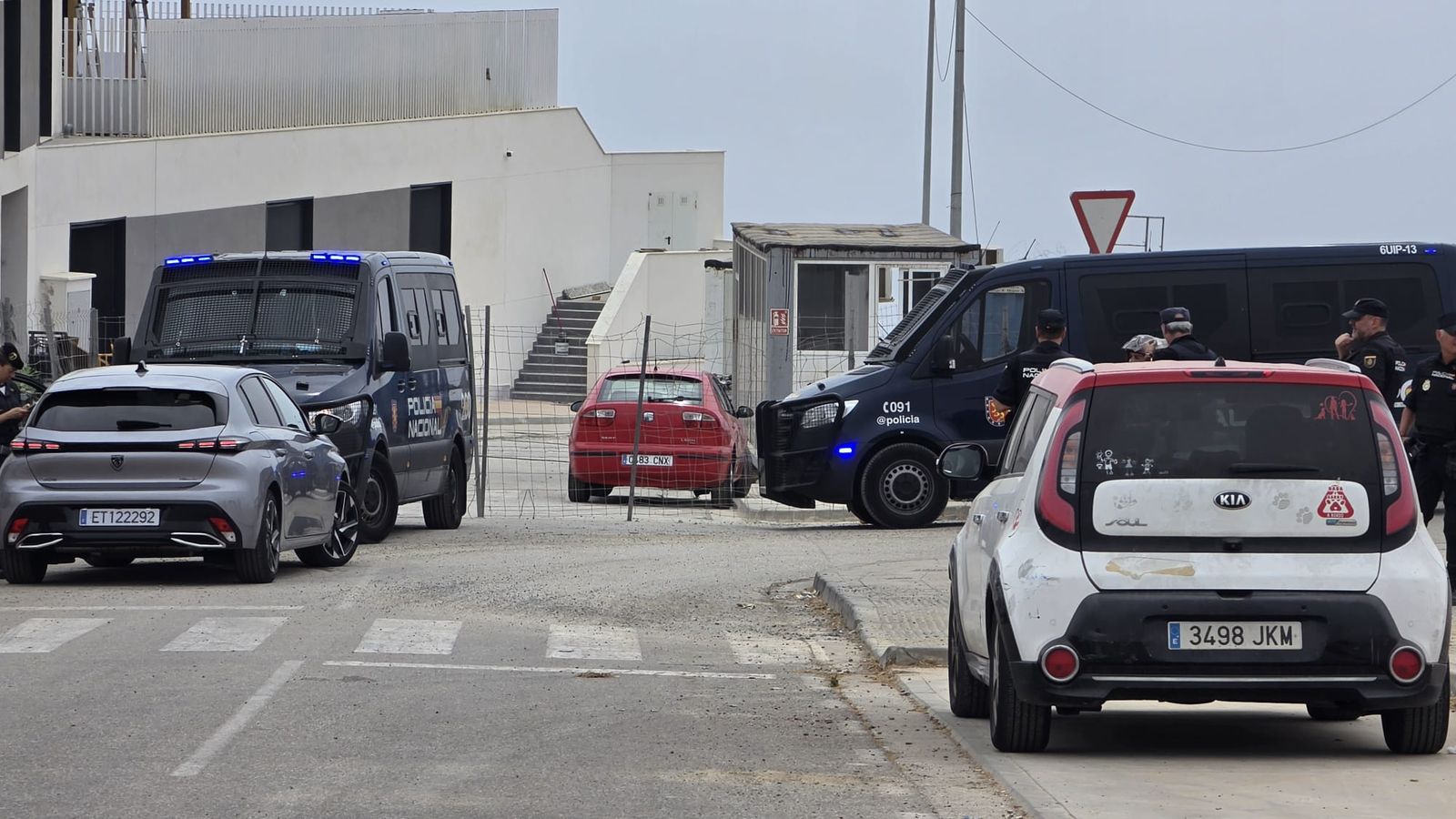 Comienza la instalación de nuevas carpas de acogida en Los Rosales, junto a la antigua prisión