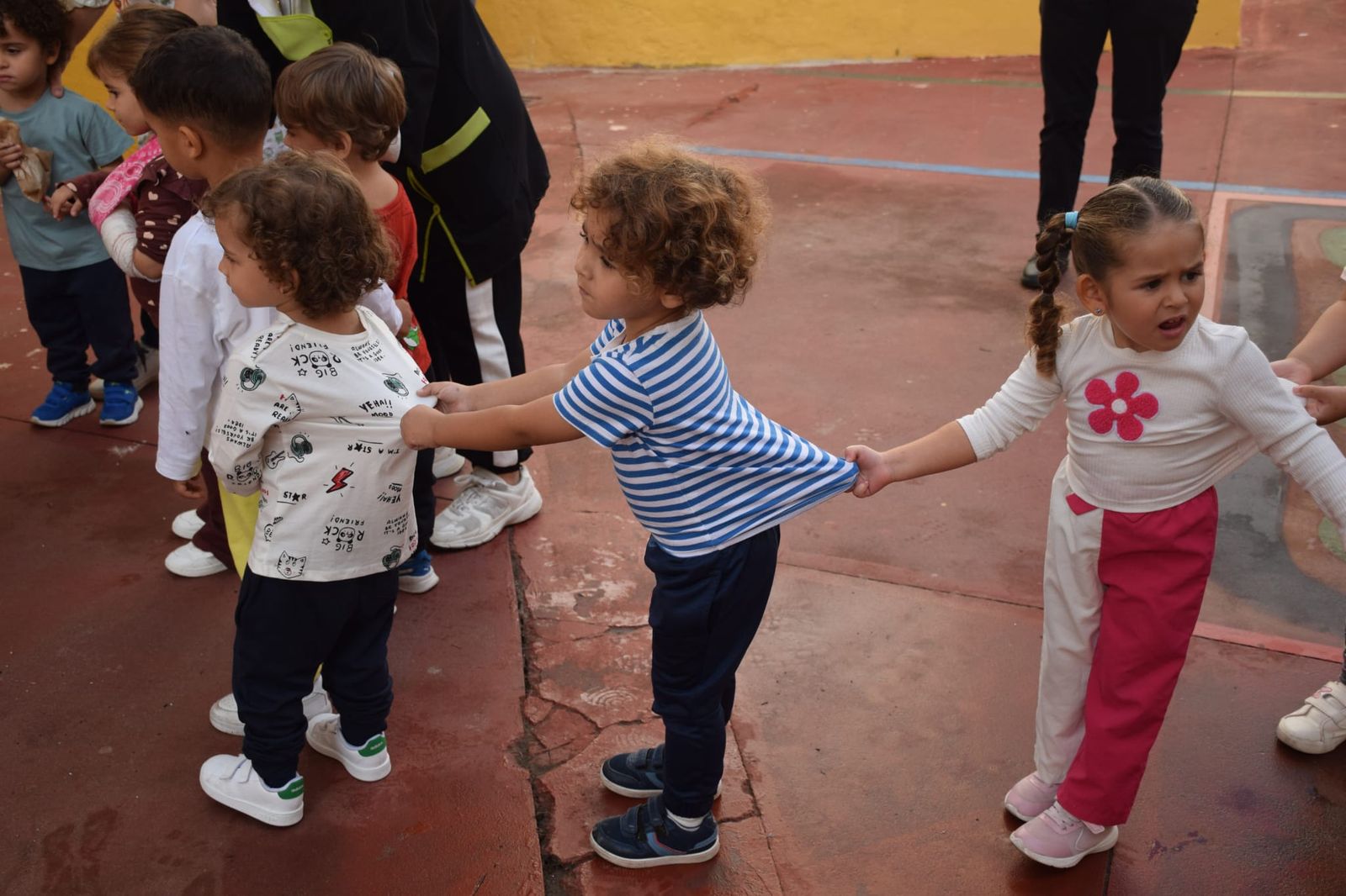 FOTGALERÍA | El Castañero visita el CEIP Ortega y Gasset y continúa su ruta por varios colegios de Ceuta