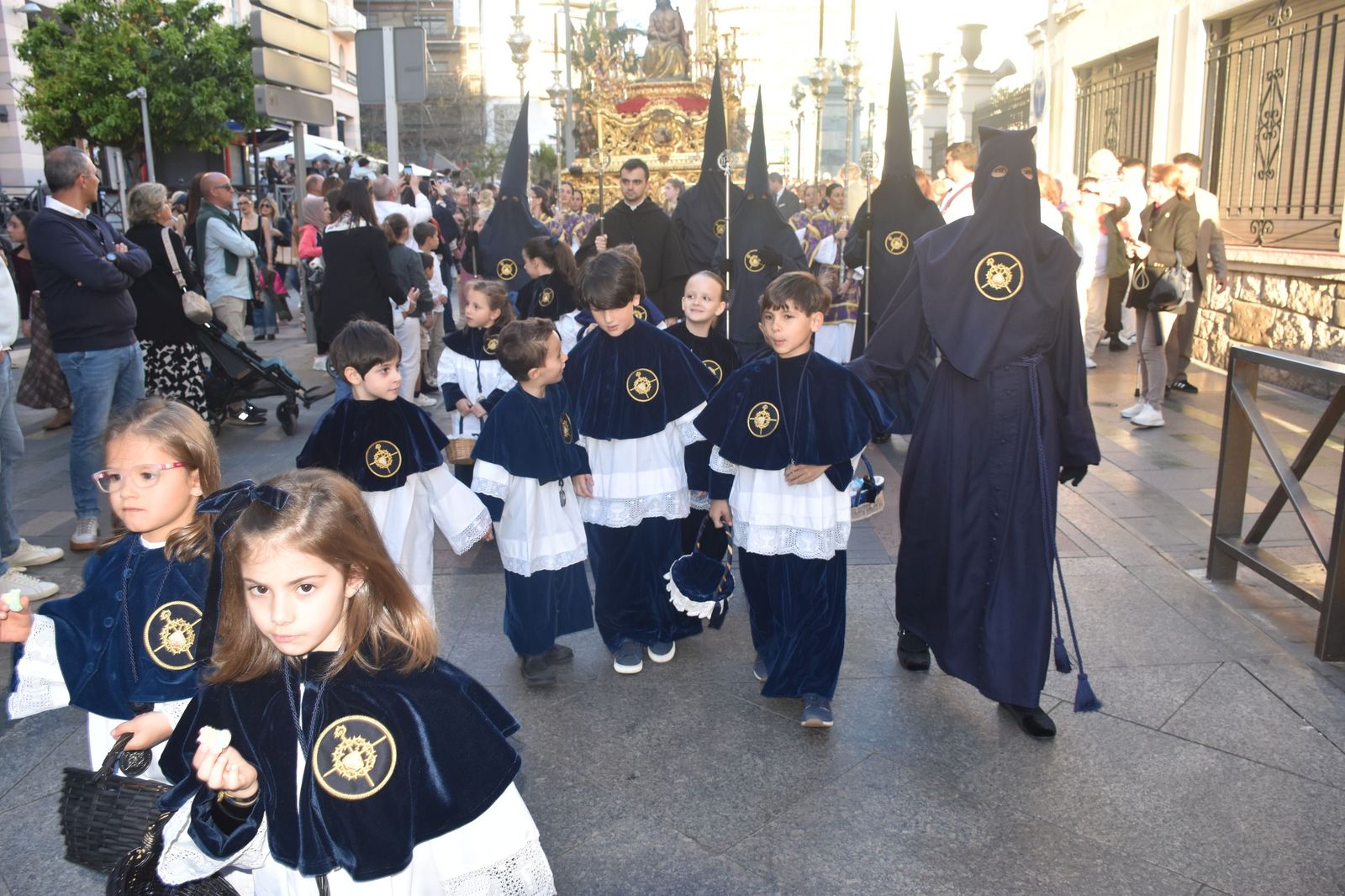 Aroma cofrade y estudiantil: Las Penas reina en el Jueves Santo