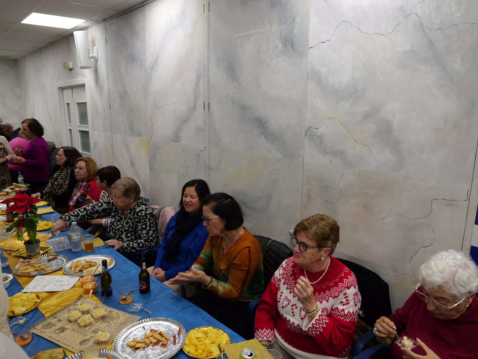 Vivas sugiere un relevo futuro y reivindica su gestión en la copa navideña del PP