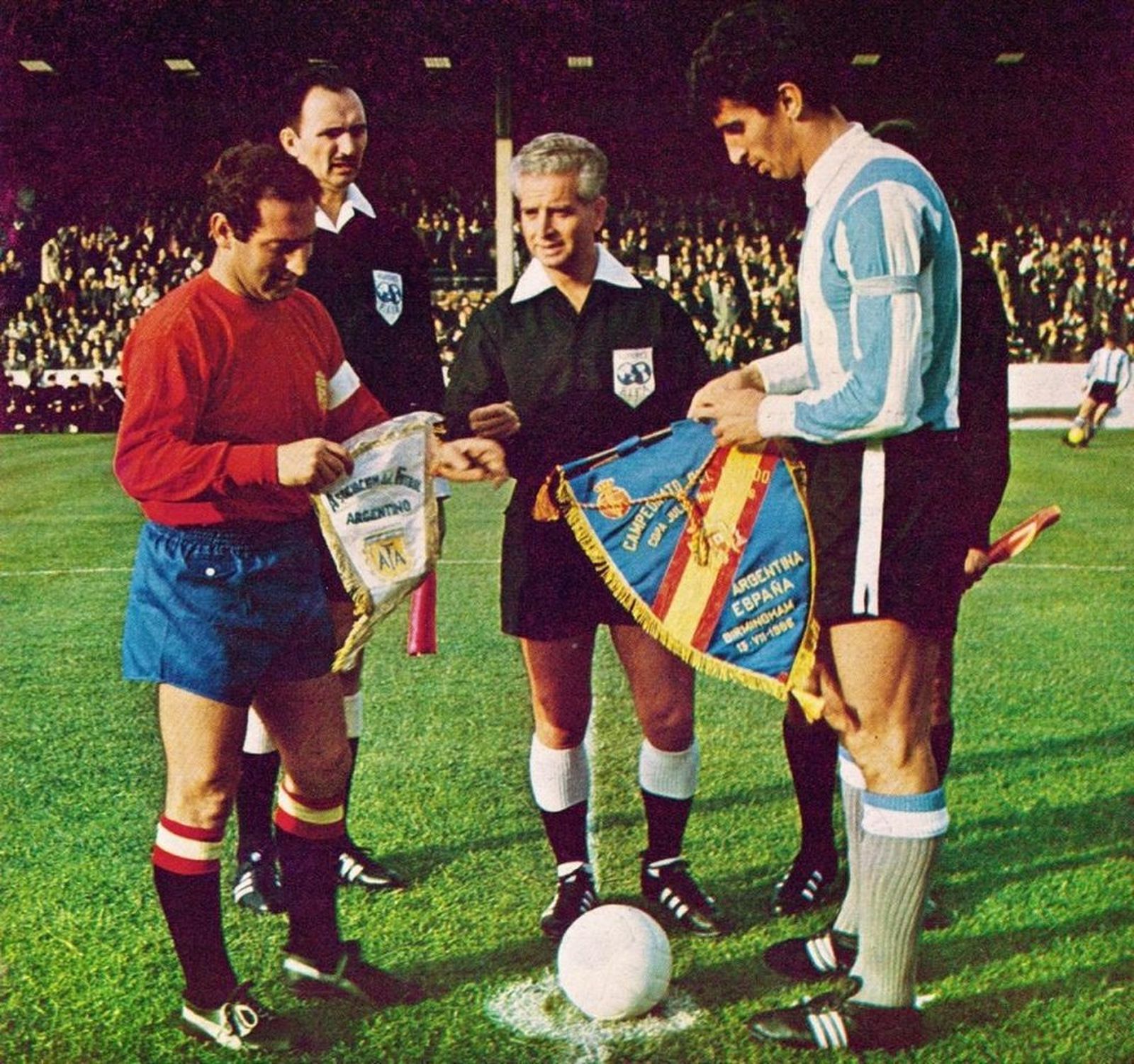 Gento y Rattin, capitanes de España y Argentina, intercambian banderines en el partido de hace 60 años