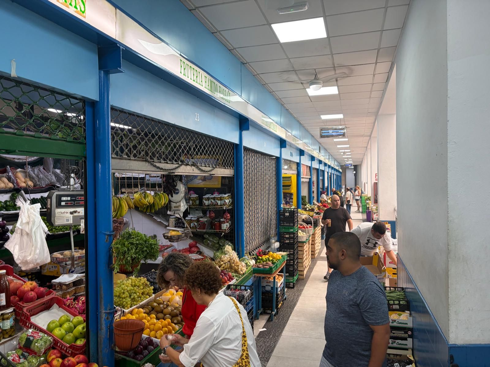 Muchos puestos del Mercado Central aguantan abiertos “hasta lo que se pueda”