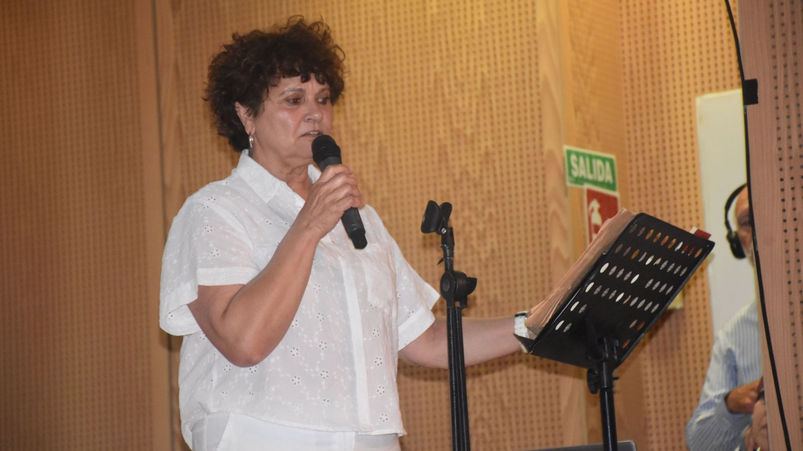 La coordinadora del club de lectura, Rosa Ramón, en el acto 'Por un pacifismo activo' organizado por el Club de Lectura de la Biblioteca Adolfo Suárez