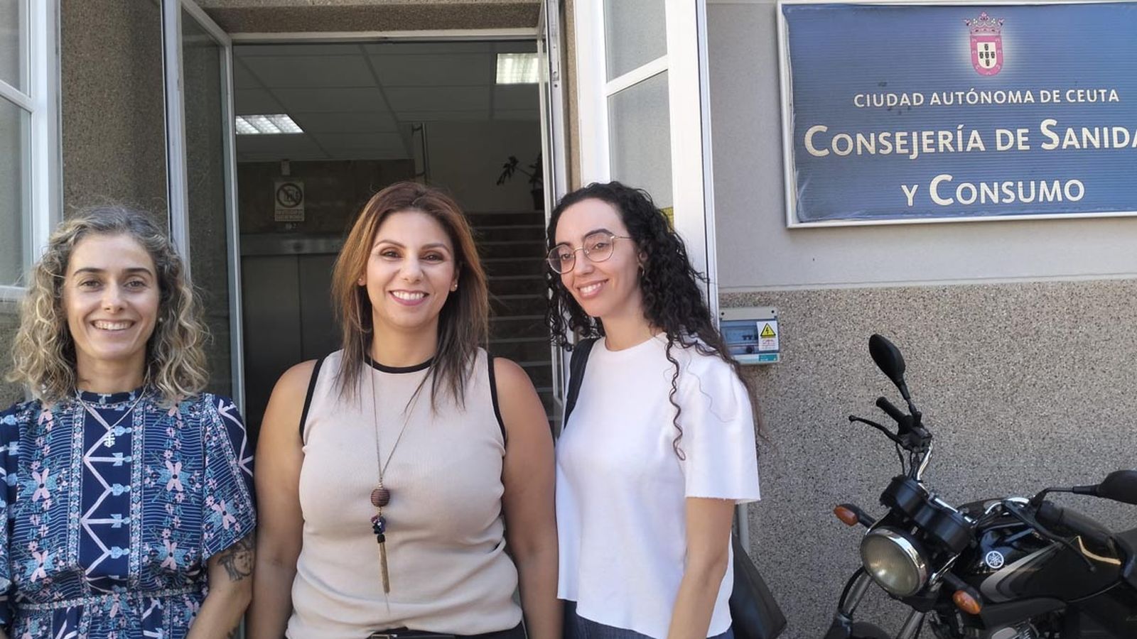 Benzina, junto a dos técnicas del servicio, esta mañana ante la sede de la Consejería