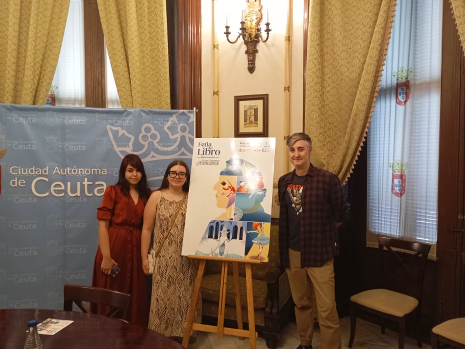 Las autoras del cartel, junto a  su obra y uno de los profesores / Coronado Las autoras del cartel, junto a  su obra y uno de los profesores / Coronado