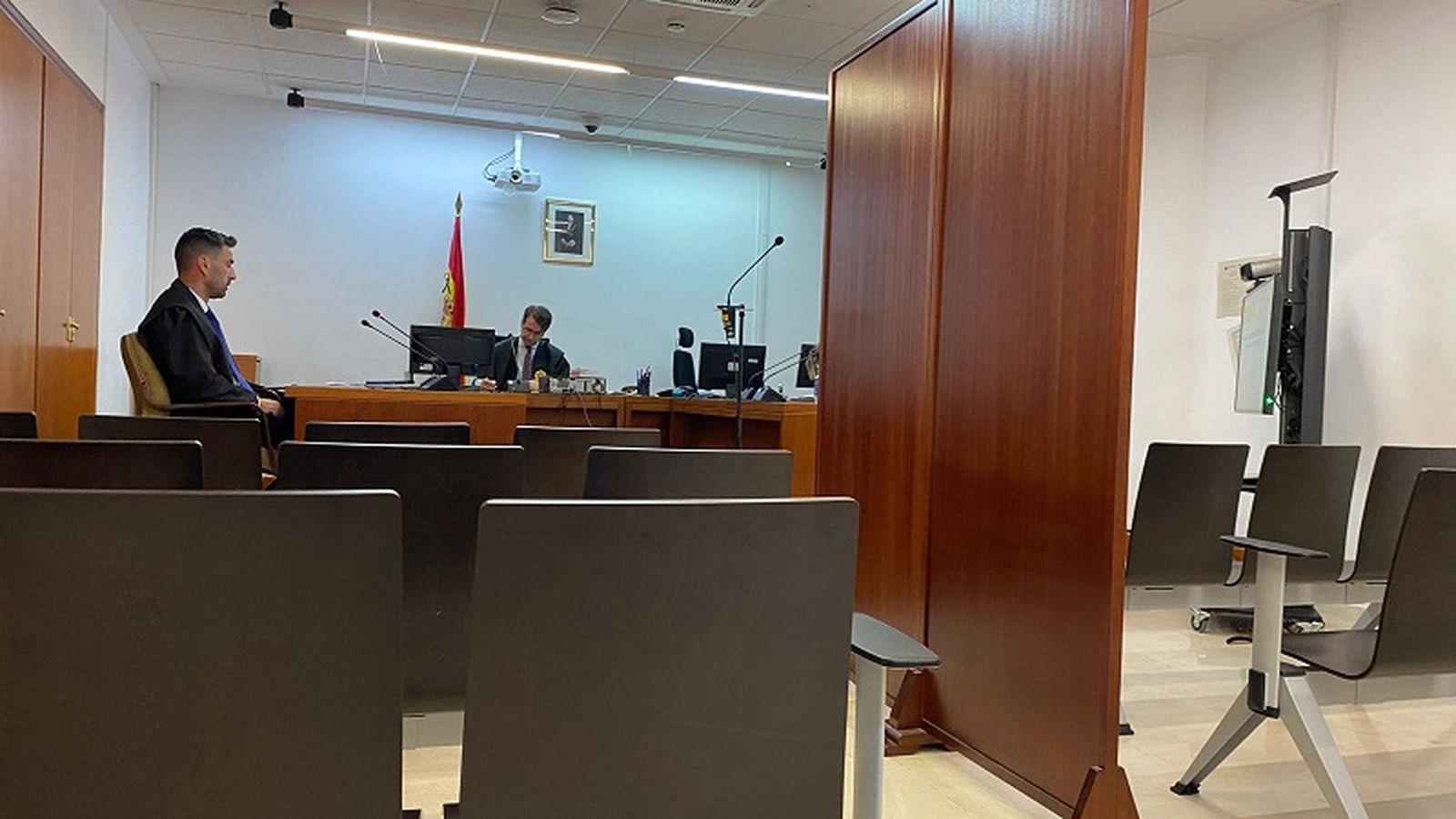 Biombo instalado en la audiencia preliminar en la sala de vistas del Juzgado de lo Penal. / FOTO S.C. Biombo instalado en la audiencia preliminar en la sala de vistas del Juzgado de lo Penal. / FOTO S.C.