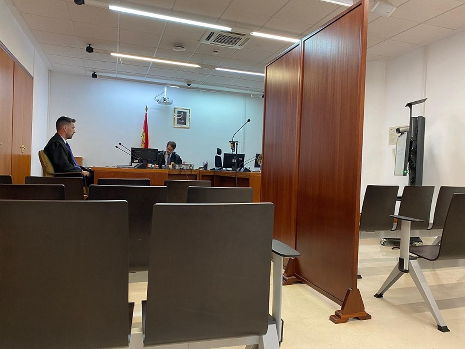 Biombo en la sala de vistas del Juzgado de lo Penal. / FOTO S.C. Biombo en la sala de vistas del Juzgado de lo Penal. / FOTO S.C.