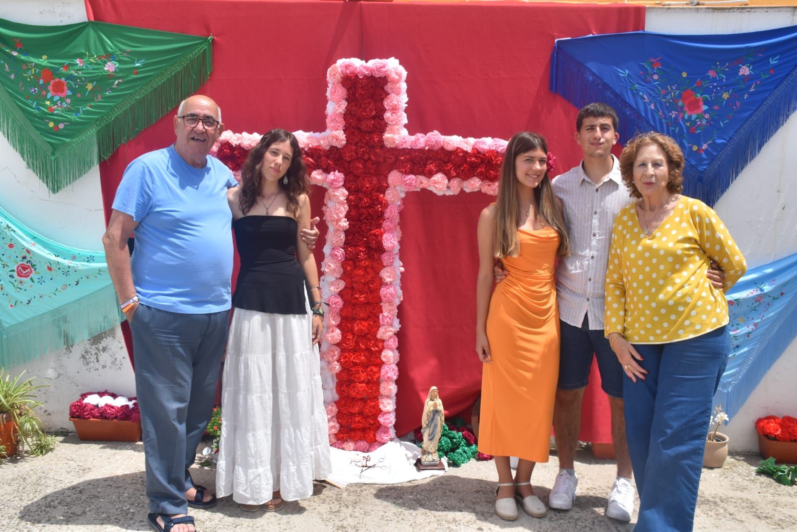 San Amaro celebra una cruz de mayo especial en el corazón de la barriada