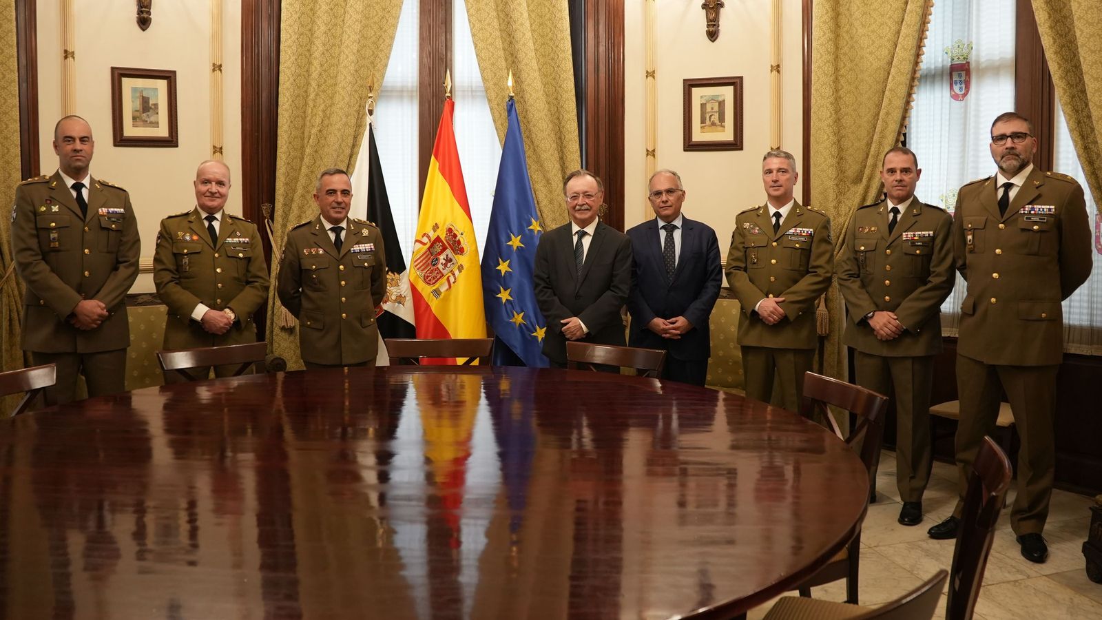 Los militares posan con Vivas en la sala Isidro Jarque