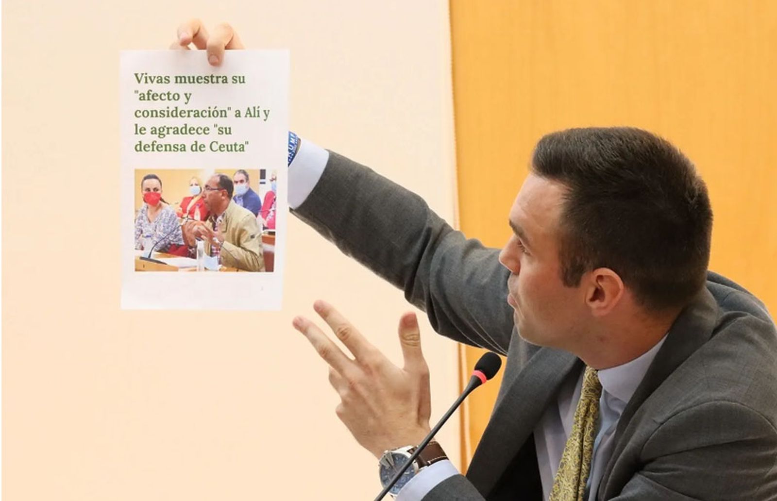 Carlos Verdejo exhibe un recorte de prensa durante una sesión del pleno municipal