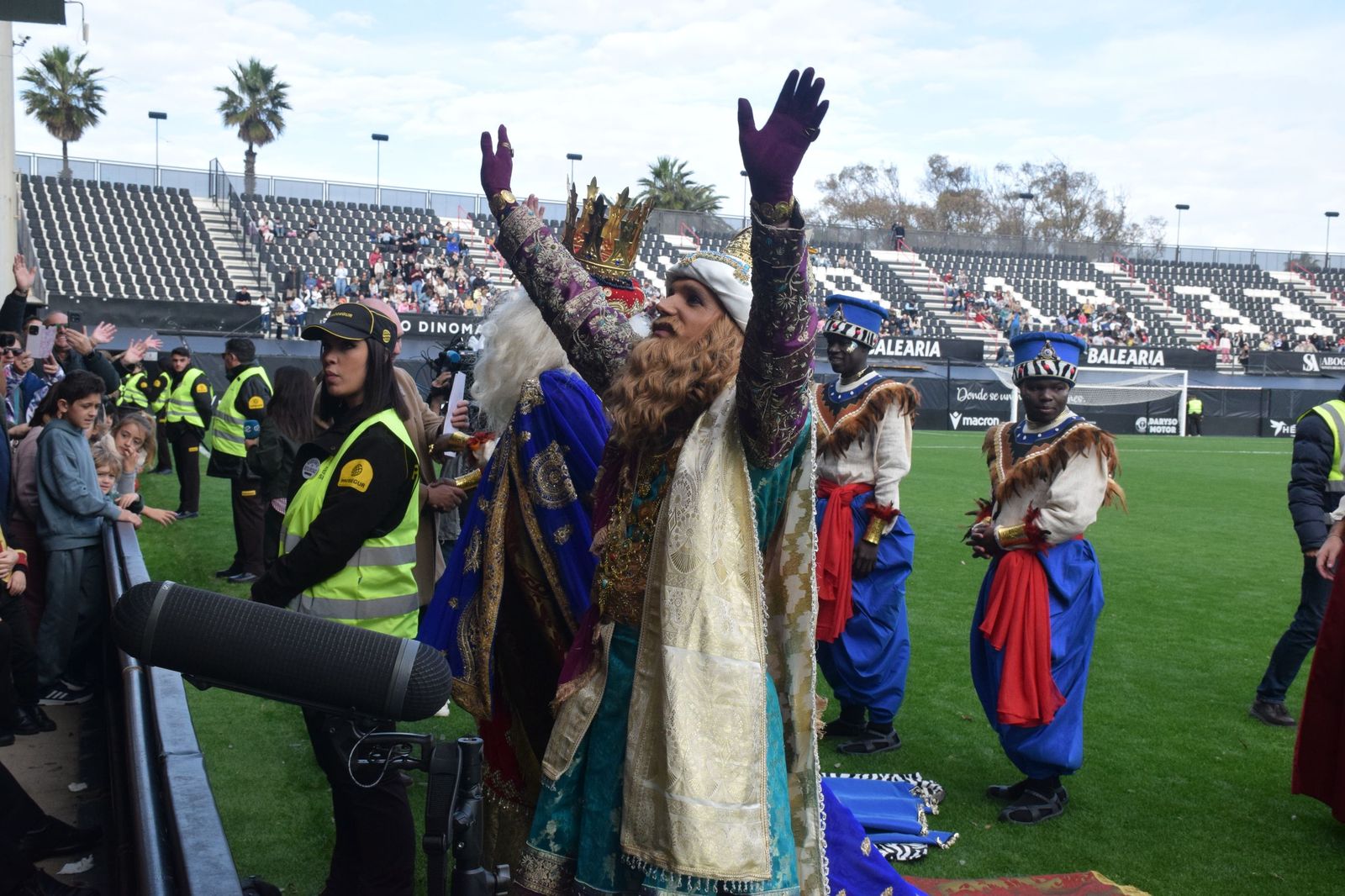 Los Reyes Magos aterrizan en el Alfonso Murube horas antes de la cabalgata