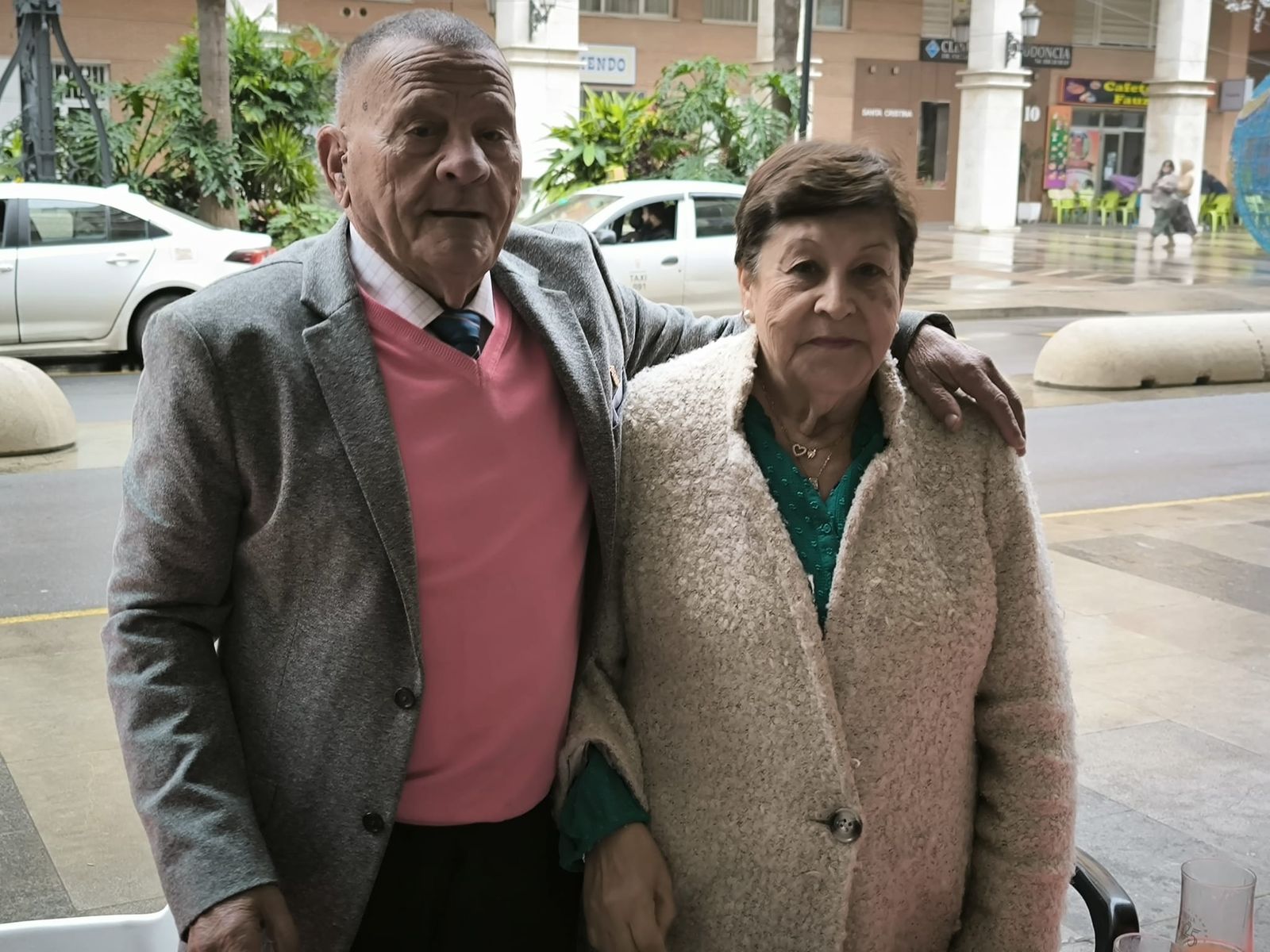 Los ceutíes se lanzan a la calle para celebrar la llamada 'Tardevieja' para despedir 2025