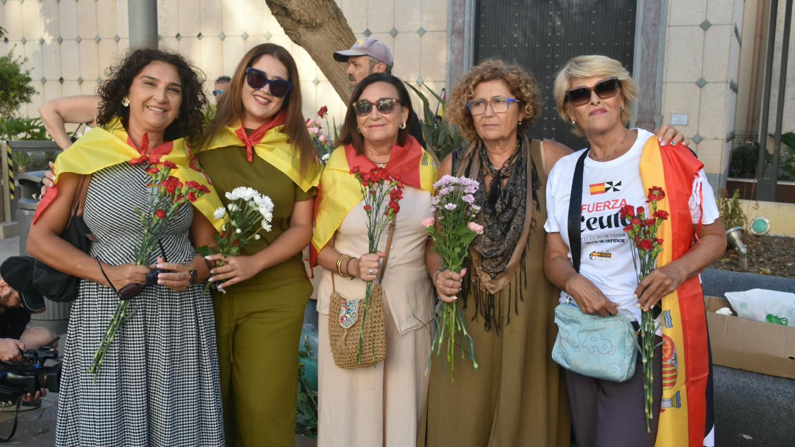 Concentración de los claveles en la plaza de los Reyes