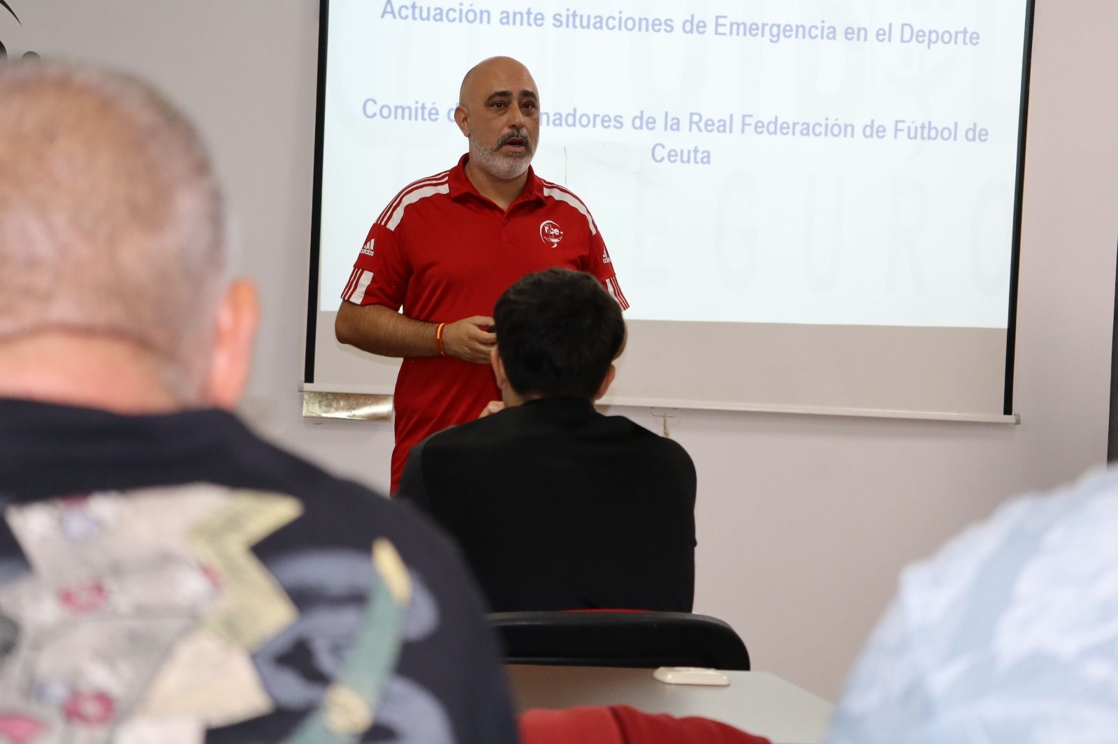 Ángel Celadero dirige la sesión de formación en primeros auxilios de la RFFCE