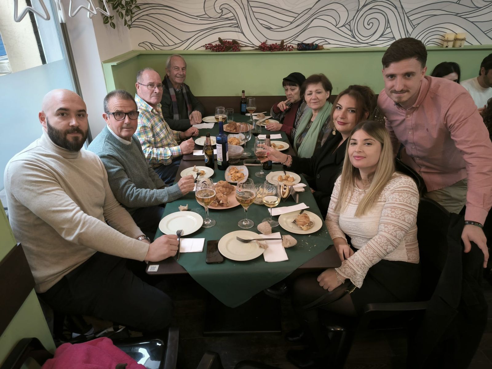 Los ceutíes se lanzan a la calle para celebrar la llamada 'Tardevieja' para despedir 2025
