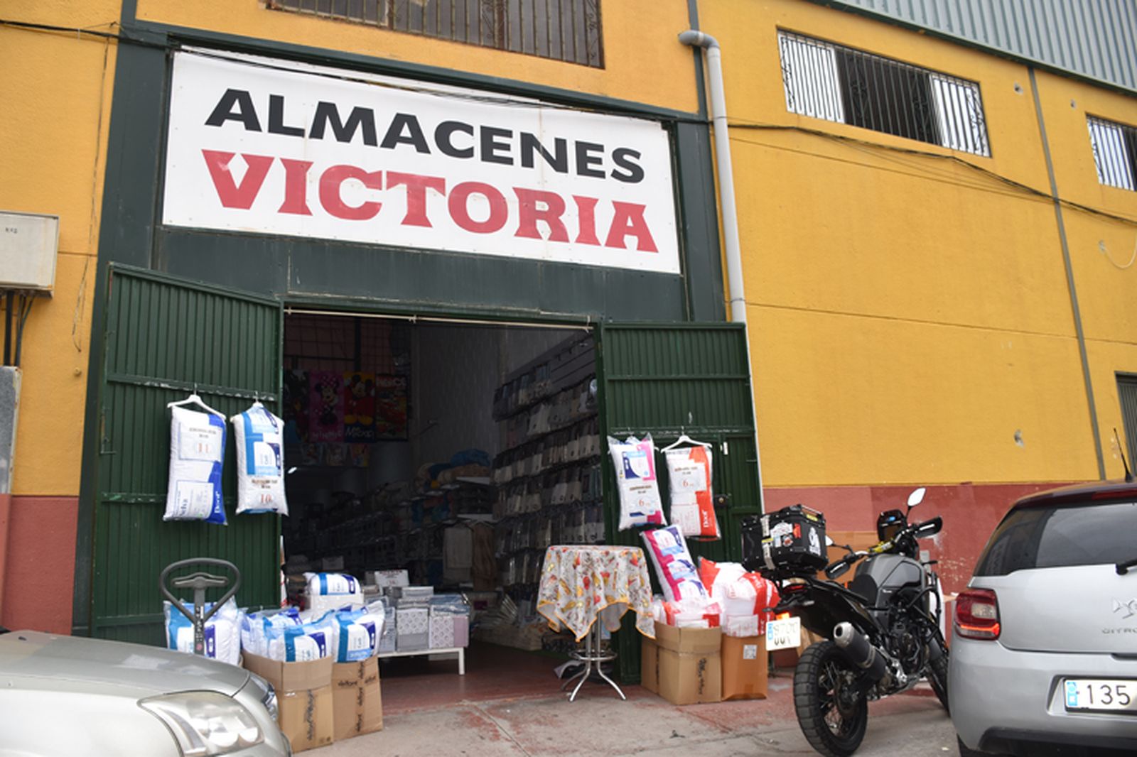 Almacenes Victoria, uno de los pocos comercios que aún resiste en esta zona. / FOTO NICOL'S