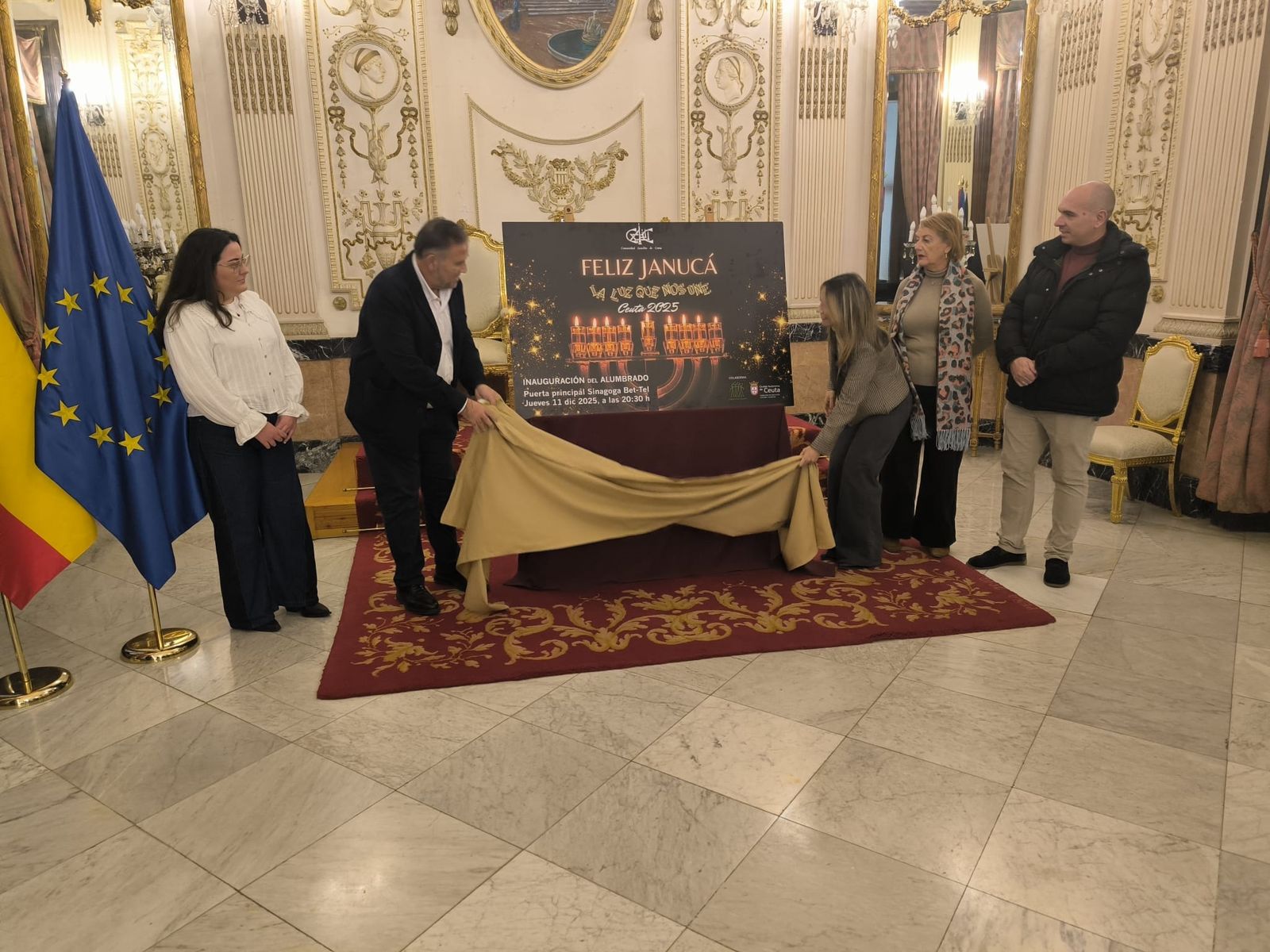 La consejera Pilar Orozco y los representantes de la Comunidad Israelita, durante el acto de presentación del cartel