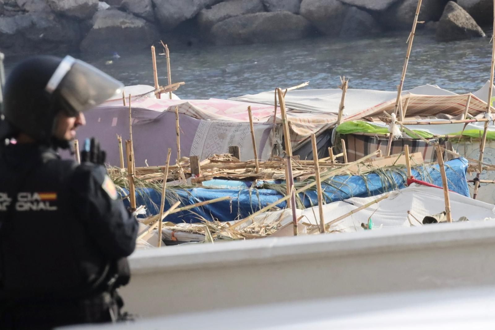 Tenso traslado  de más de  3.000 migrantes de las playas de Ceuta a un nuevo centro temporal