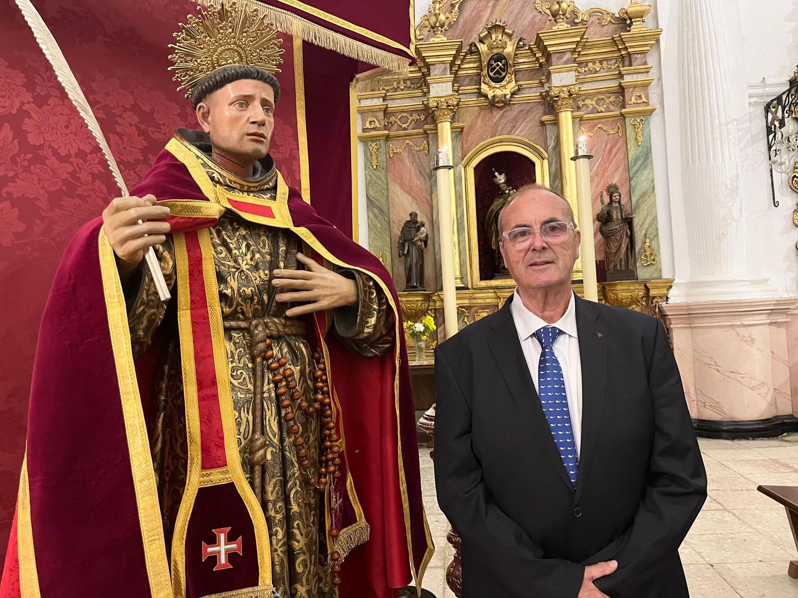 ‘Tete’ Blanco junto a la figura de San Daniel.