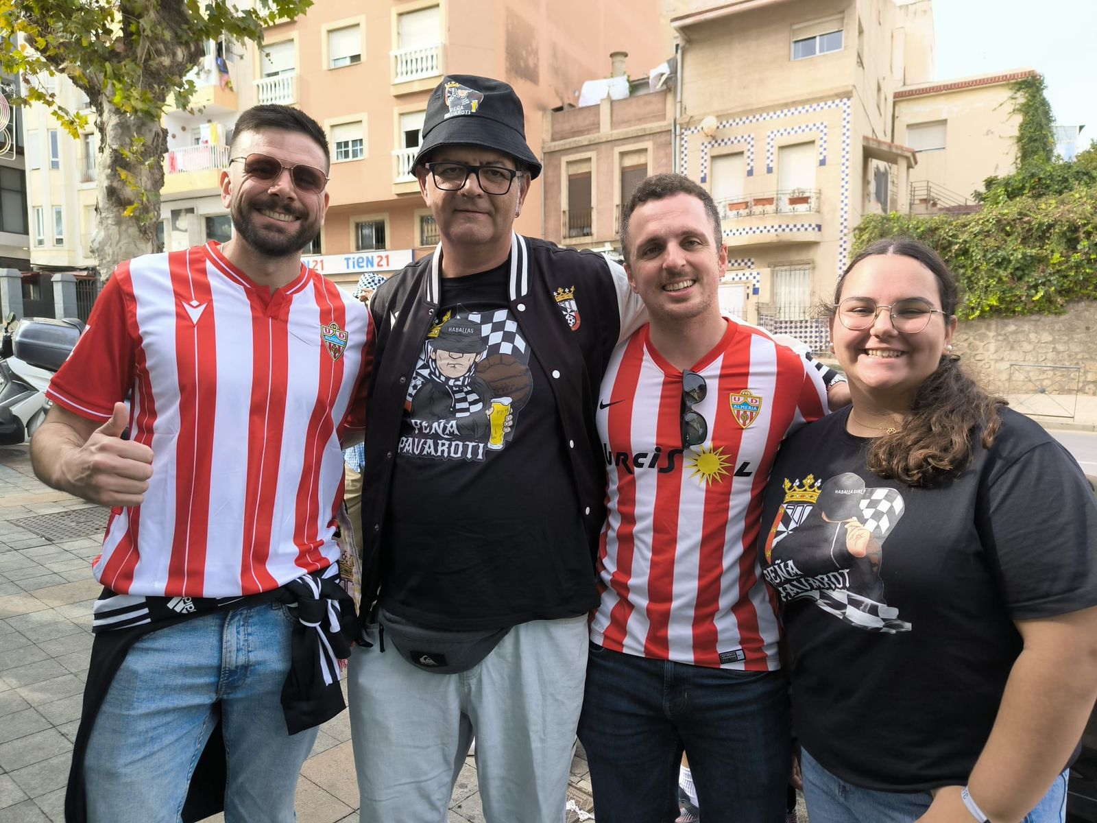 Las aficiones de Ceuta y Almería disfrutan del buen ambiente en la previa al partido