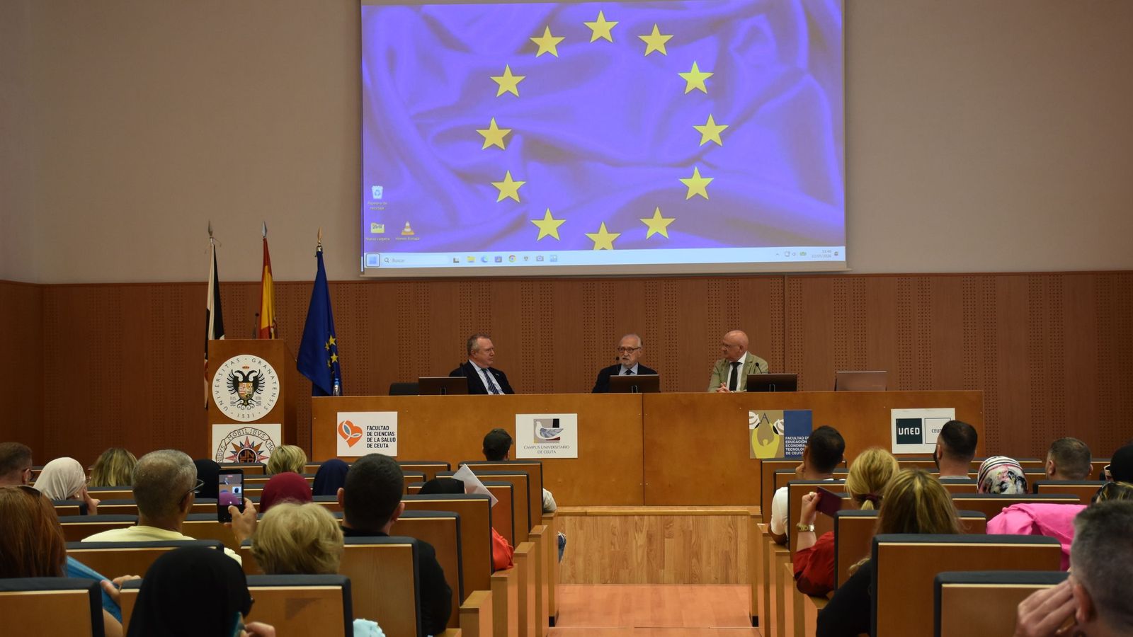 El presidente del Movimiento Europeo en España, Francisco Aldecoa, presenta el organismo en Ceuta, en el salón de actos de la UGR