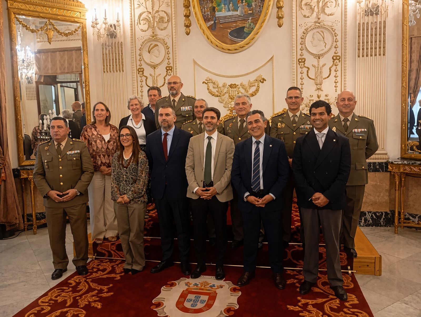 Foto de familia tras el acto de entrega del premio