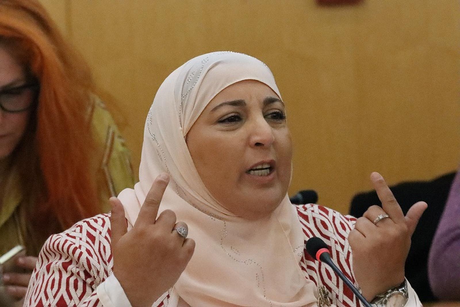 Nadia Mohamed discutiendo con Redondo este jueves. / FOTO REDUAN