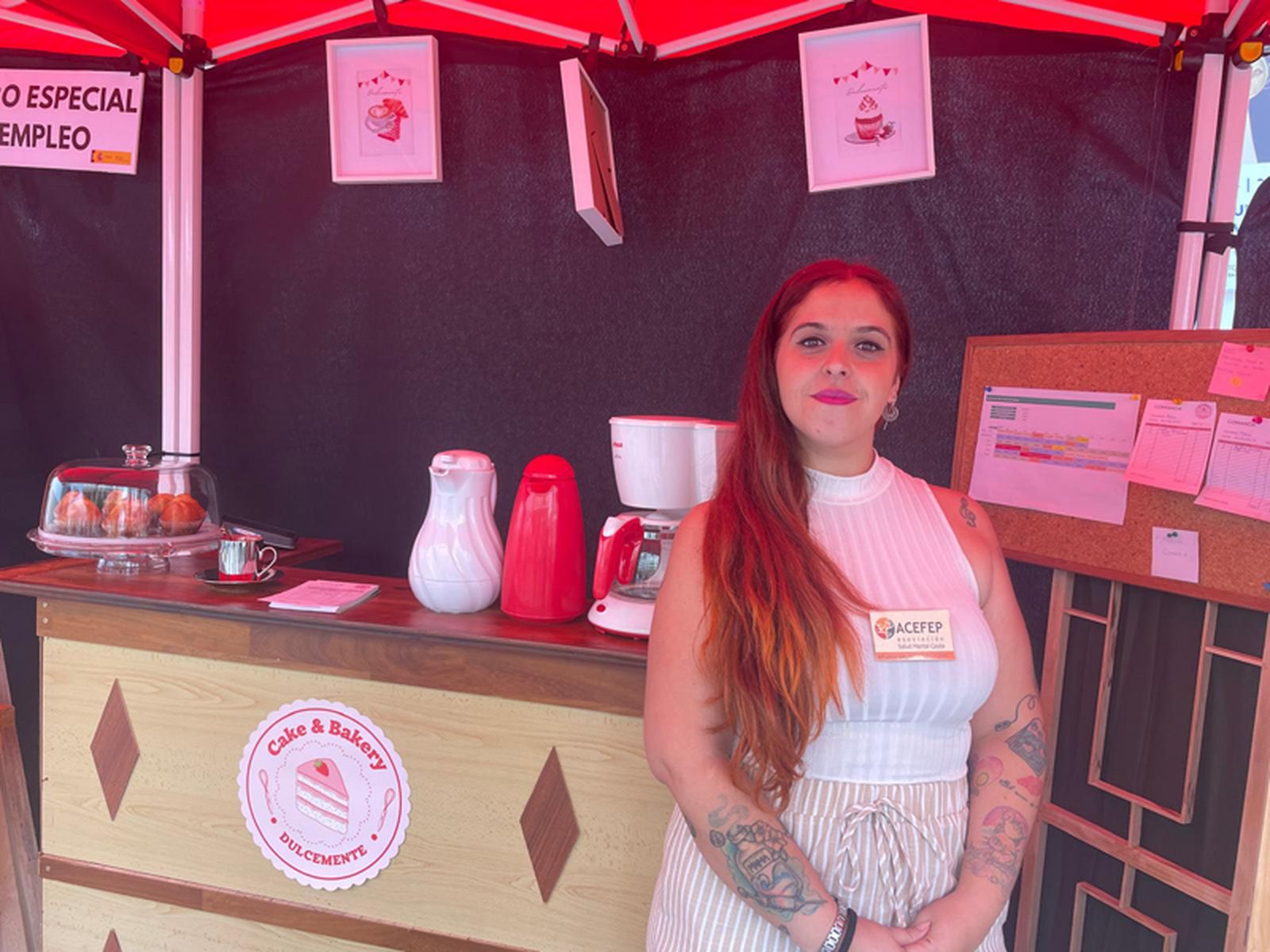 La trabajadora social de ACEFEP, Melodía Gallardo, posa junto a las carpas en el Revellín. / FOTO REDUAN