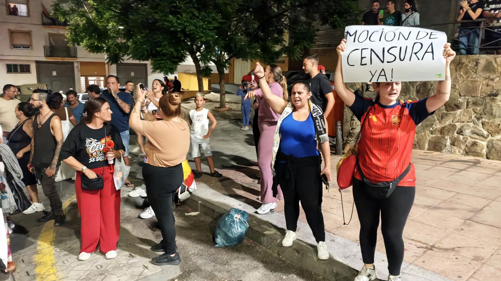 Ciudadanos se manifiestan en las barriadas de la ciudad contra la gestión de la crisis