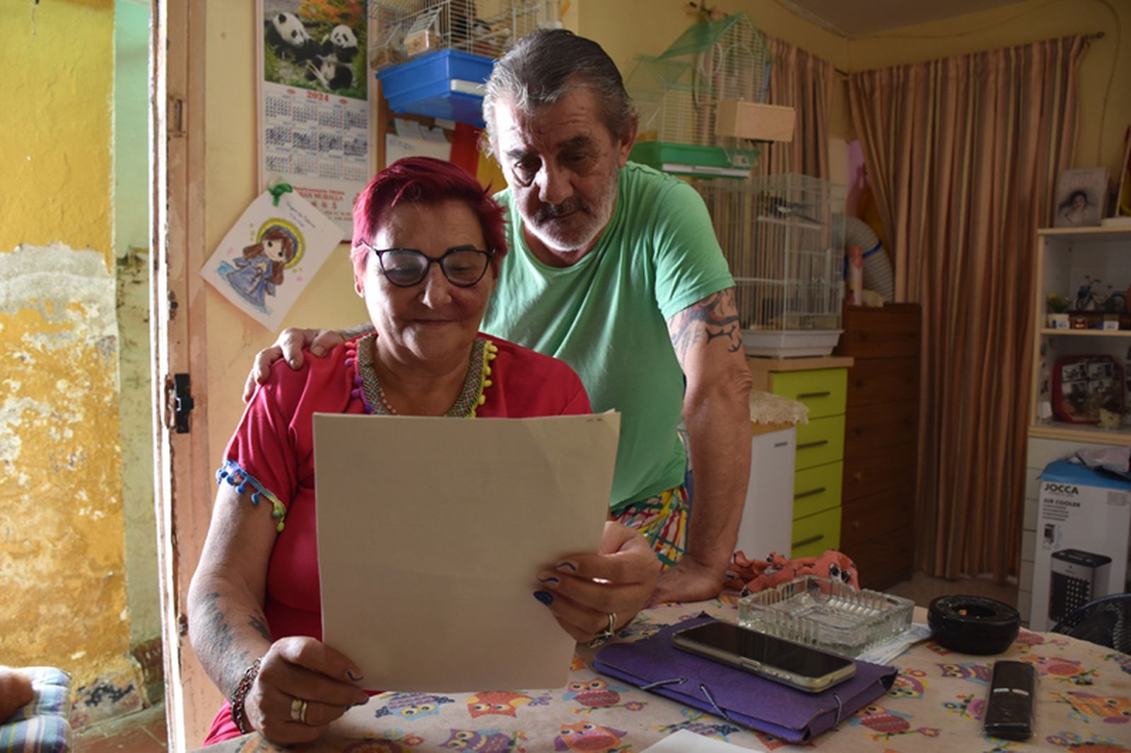 María Jesús Córdoba y José Manuel Varea miran la orden de desahucio notificada por el juzgado. / FOTO G.S.