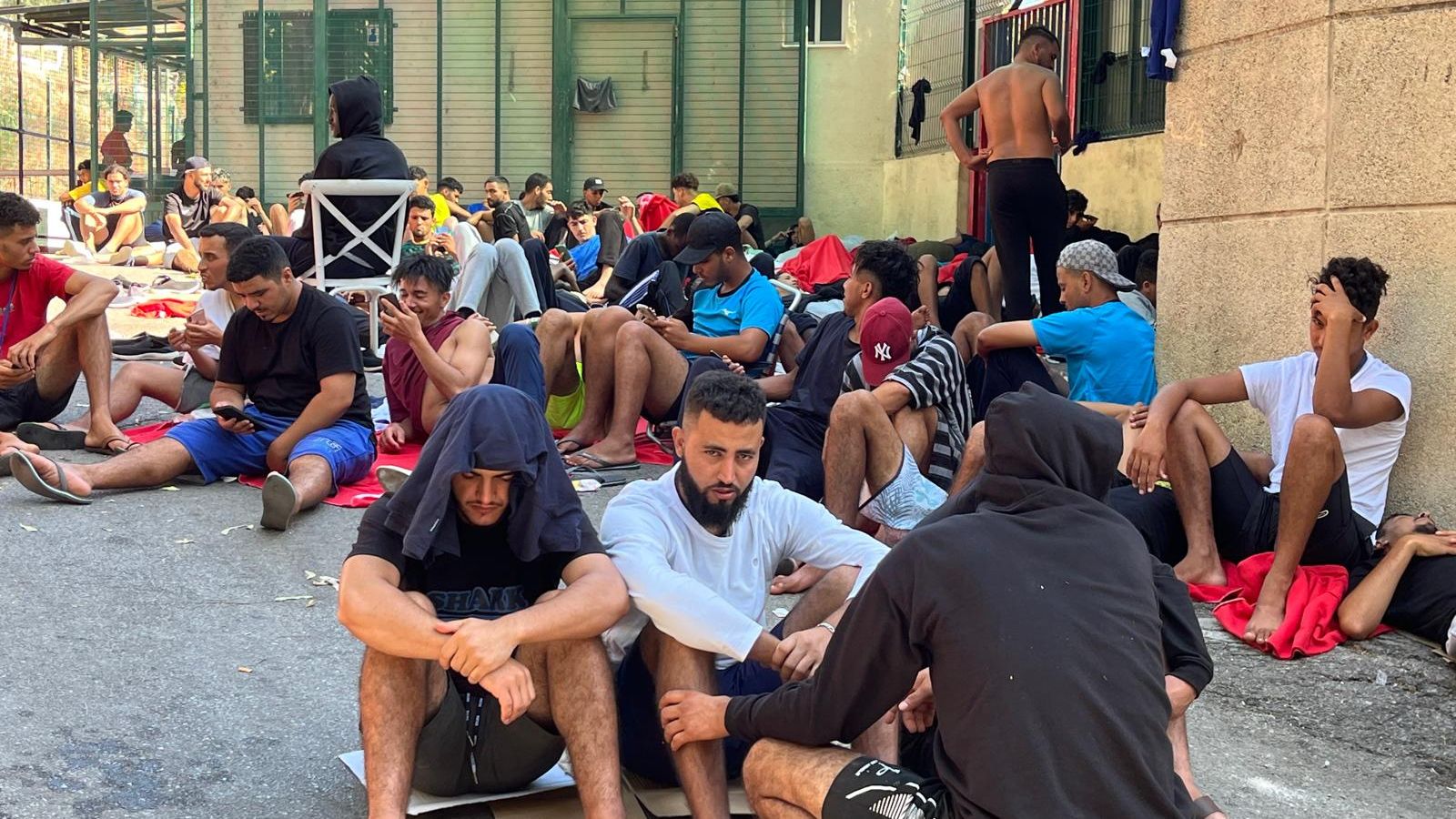 Más de 200 migrantes, la mayoría marroquíes, a las puertas del CETI de Ceuta