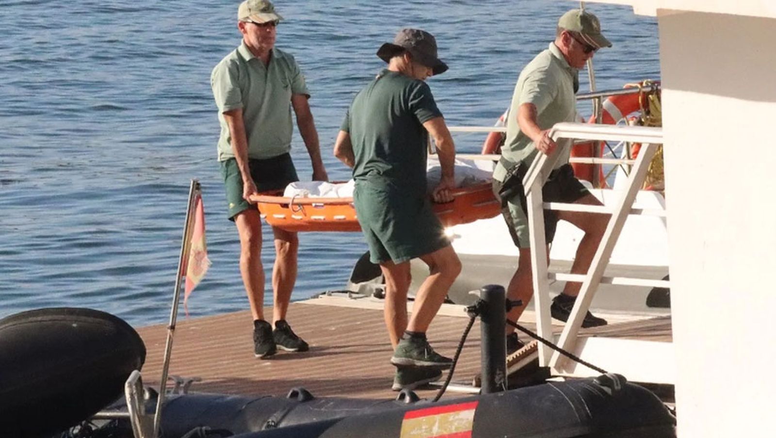 Agentes de la Guardia Civil transportan el cadáver de un migrante aparecido en aguas de Ceuta el pasado día 3